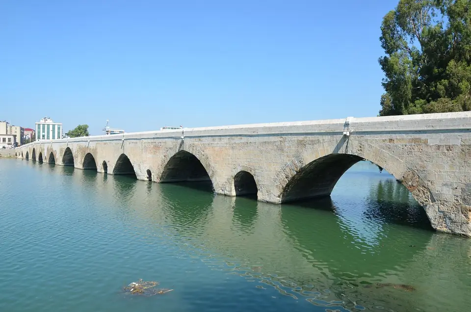 Adana: seyhan kıyısında, taş köprülerin ve canlı sokakların şehri