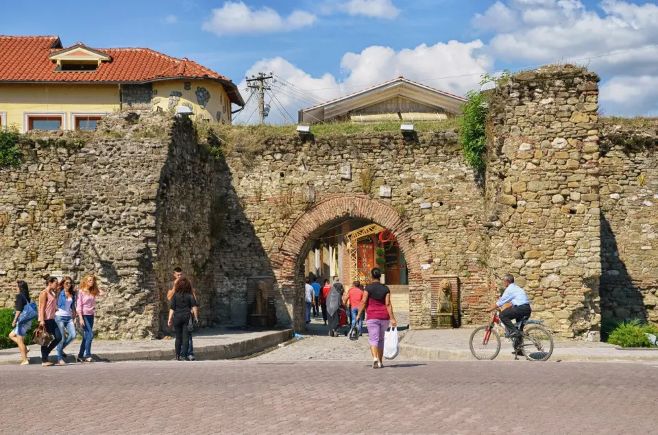 Elbasan: Fatih’in yaptırdığı kale, Kral Camii ve Yaz Günü şenliği