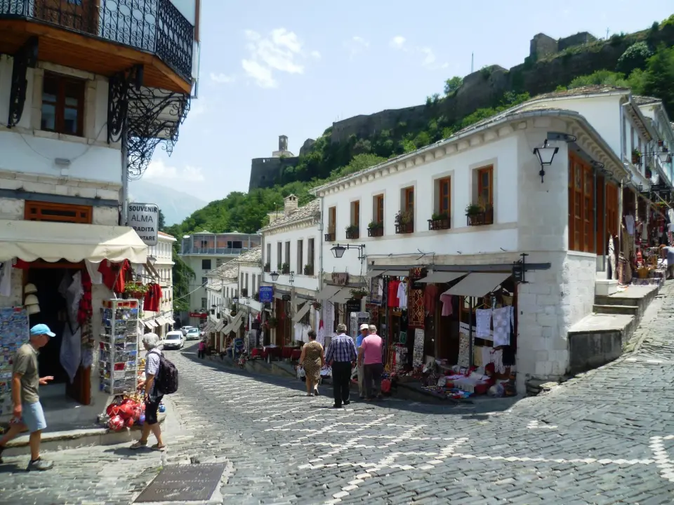 Ergiri (Gjirokastra): taş çatılı evler, dev kale ve eski çarşı