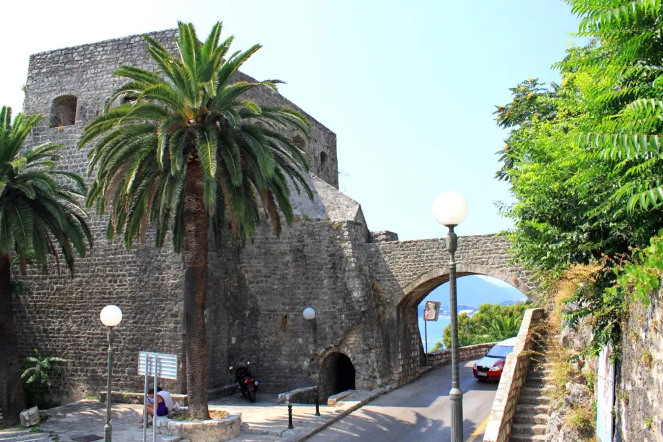 Herceg Novi: merdivenli sokaklar, Kanlı Kule ve Kotor Körfezi’nin girişi