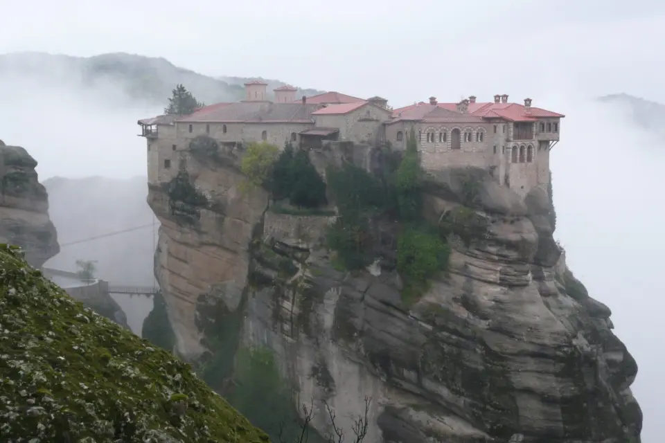 Meteora: dev kaya sütunlarının tepesindeki manastırlar ve Kalambaka