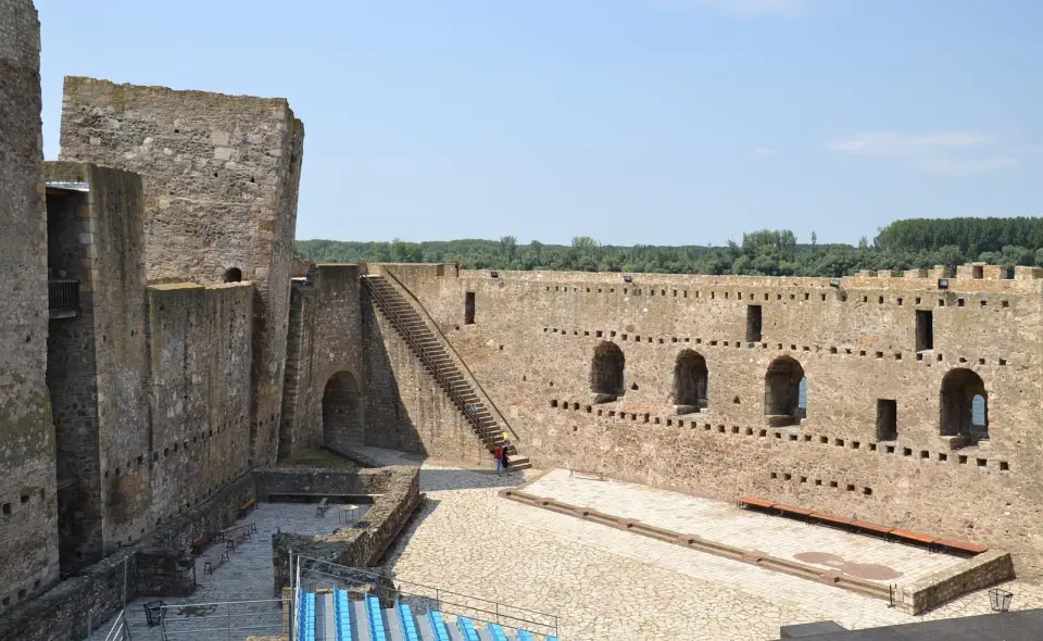 Semendire (Smederevo): Tuna kıyısındaki dev kale ve Sırbistan’ın şarap şehri
