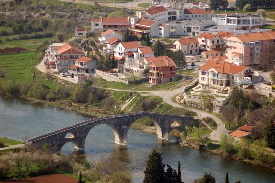 Trebinje: Arslanagić Köprüsü, çınarlı meydan ve Hersek’in şarap kasabası
